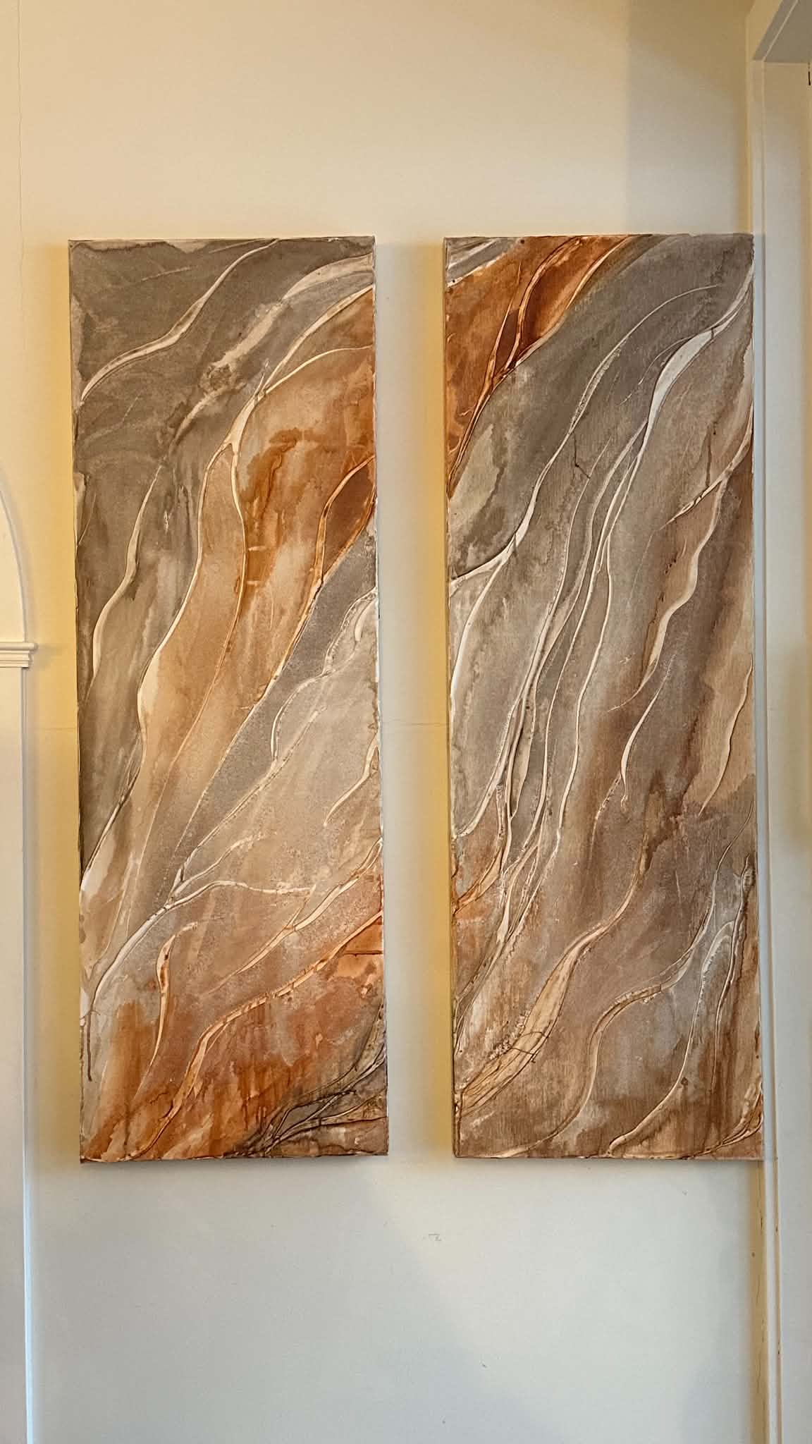 Par i kobber og beige